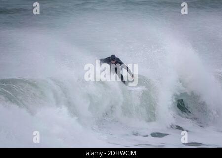 Bracklesham Bay, East Wittering. Dezember 2020. Große Brandung entlang der Südküste heute Morgen. Surfer reiten große Wellen in Bracklesham Bay, East Wittering, West Sussex. Kredit: james jagger/Alamy Live Nachrichten Stockfoto