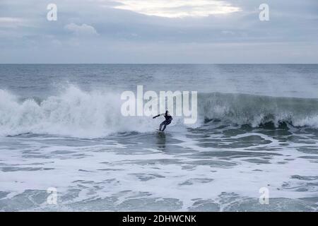 Bracklesham Bay, East Wittering. Dezember 2020. Große Brandung entlang der Südküste heute Morgen. Surfer reiten große Wellen in Bracklesham Bay, East Wittering, West Sussex. Kredit: james jagger/Alamy Live Nachrichten Stockfoto