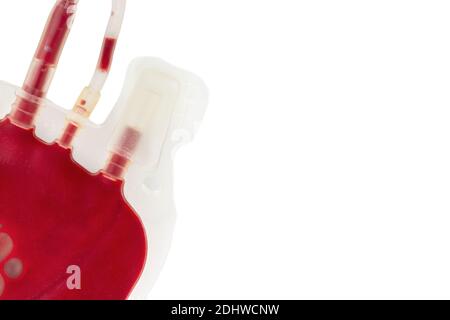 Ein Beutel mit frischem Blut oder gepackten roten Zellen, Nahaufnahme, isoliert auf weißem Hintergrund. Stockfoto