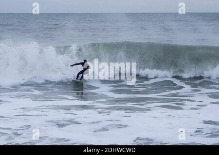 Bracklesham Bay, East Wittering. Dezember 2020. Große Brandung entlang der Südküste heute Morgen. Surfer reiten große Wellen in Bracklesham Bay, East Wittering, West Sussex. Kredit: james jagger/Alamy Live Nachrichten Stockfoto