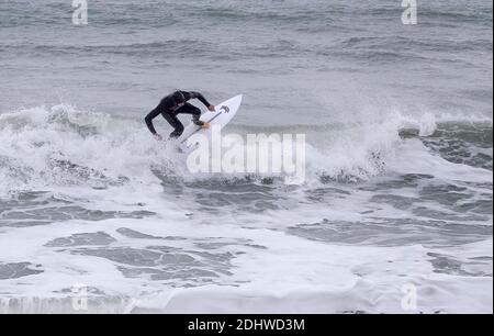 Bracklesham Bay, East Wittering. Dezember 2020. Große Brandung entlang der Südküste heute Morgen. Surfer reiten große Wellen in Bracklesham Bay, East Wittering, West Sussex. Kredit: james jagger/Alamy Live Nachrichten Stockfoto