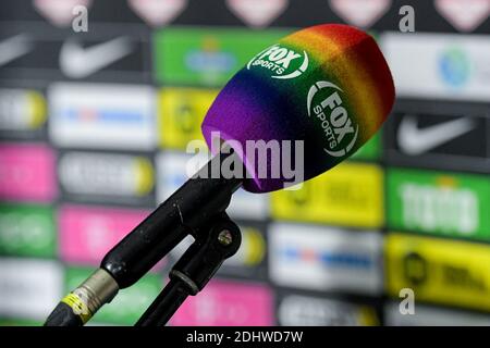 UTRECHT, NIEDERLANDE - DEZEMBER 11: Regenbogenmikrofon von FOX Sports wegen einer Liebe vor dem niederländischen Keukenkampioendivision-Spiel zwischen Utrecht Stockfoto