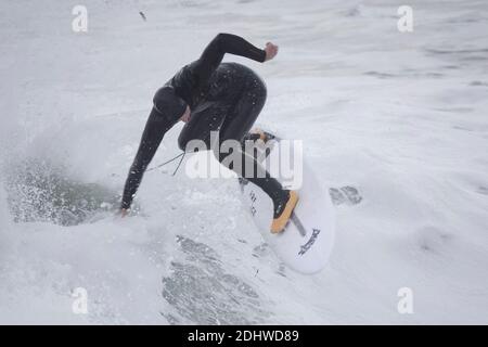 Bracklesham Bay, East Wittering. Dezember 2020. Große Brandung entlang der Südküste heute Morgen. Surfer reiten große Wellen in Bracklesham Bay, East Wittering, West Sussex. Kredit: james jagger/Alamy Live Nachrichten Stockfoto