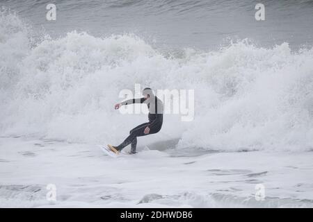 Bracklesham Bay, East Wittering. Dezember 2020. Große Brandung entlang der Südküste heute Morgen. Surfer reiten große Wellen in Bracklesham Bay, East Wittering, West Sussex. Kredit: james jagger/Alamy Live Nachrichten Stockfoto