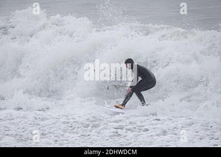 Bracklesham Bay, East Wittering. Dezember 2020. Große Brandung entlang der Südküste heute Morgen. Surfer reiten große Wellen in Bracklesham Bay, East Wittering, West Sussex. Kredit: james jagger/Alamy Live Nachrichten Stockfoto