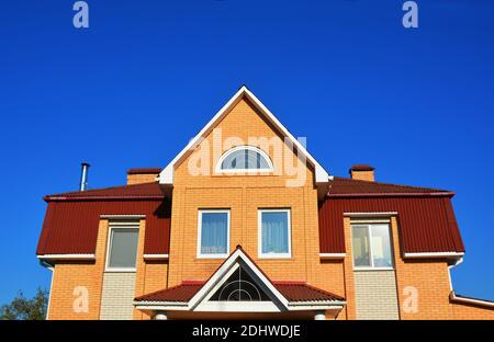 Neue Moderne Backsteinhaus Fassade Außen. Stockfoto