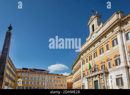 Piazza Montecitorio in Rom mit dem ägyptischen Obelisken vor der Fassade des Palazzo Montecitorio, Sitz des italienischen parlaments Stockfoto