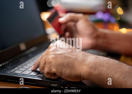 Nahaufnahme von alten Mann Hände beschäftigt in Kauf oder Online-Zahlung auf dem Laptop während der Feiertage Saisonverkauf - Konzept von Führungskräften, die E-Commerce nutzen Stockfoto