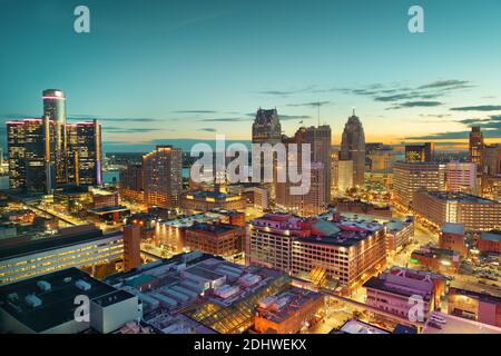 Detroit, Michigan, USA Downtown Skyline von oben in der Abenddämmerung. Stockfoto