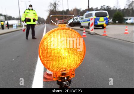 Ahlbeck, Deutschland. Dezember 2020. Ein Polizeibeamter der Bundespolizei regelt den Fahrzeugverkehr in Richtung Deutschland (Einreise) vor dem Grenzübergang Ahlbeck. Um Coronainfektionen einzudämmen, überprüft die Staatspolizei in Mecklenburg-Vorpommern nun auch Reisende an der Grenze zu Polen. Quelle: Stefan Sauer/dpa/Alamy Live News Stockfoto