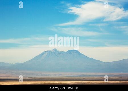 Vulkane erheben sich über den flachen Hochebenen der Atacama-Wüste, Chile Stockfoto