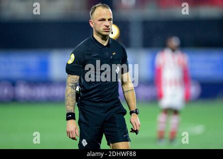 OSS, NIEDERLANDE - DEZEMBER 11: L-R: Schiedsrichter Nick Smit vor dem niederländischen Keukenkampioendivision-Spiel zwischen TOP Oss und PSV U23 im Frans Heesen Stadi Stockfoto