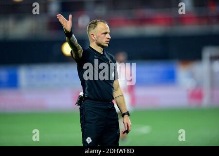 OSS, NIEDERLANDE - DEZEMBER 11: L-R: Schiedsrichter Nick Smit vor dem niederländischen Keukenkampioendivision-Spiel zwischen TOP Oss und PSV U23 im Frans Heesen Stadi Stockfoto