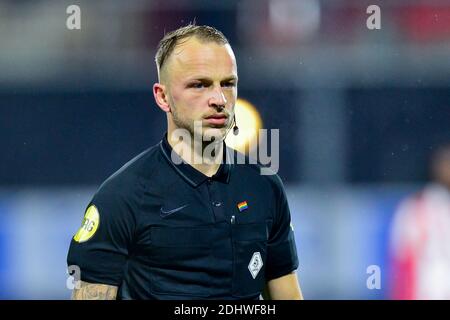 OSS, NIEDERLANDE - DEZEMBER 11: L-R: Schiedsrichter Nick Smit vor dem niederländischen Keukenkampioendivision-Spiel zwischen TOP Oss und PSV U23 im Frans Heesen Stadi Stockfoto