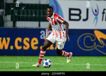 OSS, NIEDERLANDE - DEZEMBER 11: L-R: Kyvon Leidsman von TOP Oss vor dem niederländischen Keukenkampioendivision-Match zwischen TOP Oss und PSV U23 bei Frans Hees Stockfoto