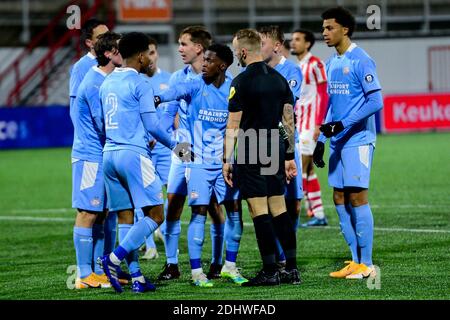 OSS, NIEDERLANDE - DEZEMBER 11: L-R: Cheick Toure von Jong PSV im Gespräch mit Schiedsrichter Nick Smit vor dem niederländischen Keukenkampioendivision-Spiel dazwischen Stockfoto