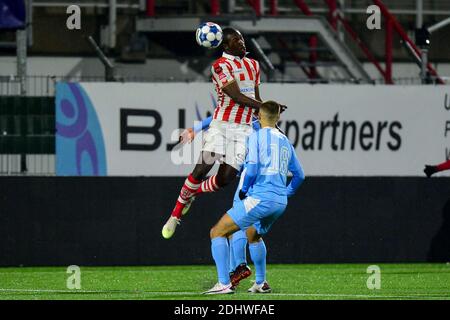 OSS, NIEDERLANDE - DEZEMBER 11: L-R: Kyvon Leidsman von TOP Oss vor dem niederländischen Keukenkampioendivision-Match zwischen TOP Oss und PSV U23 bei Frans Hees Stockfoto