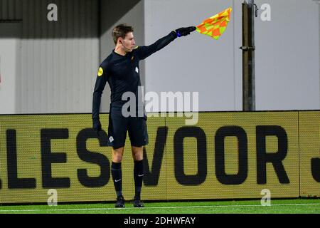 OSS, NIEDERLANDE - DEZEMBER 11: L-R: Assistenzreferent Frans Ozinga vor dem niederländischen Keukenkampioendivision-Spiel zwischen TOP Oss und PSV U23 in Frans Stockfoto