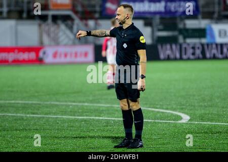 OSS, NIEDERLANDE - DEZEMBER 11: L-R: Schiedsrichter Nick Smit vor dem niederländischen Keukenkampioendivision-Spiel zwischen TOP Oss und PSV U23 im Frans Heesen Stadi Stockfoto