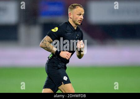 OSS, NIEDERLANDE - DEZEMBER 11: L-R: Schiedsrichter Nick Smit vor dem niederländischen Keukenkampioendivision-Spiel zwischen TOP Oss und PSV U23 im Frans Heesen Stadi Stockfoto