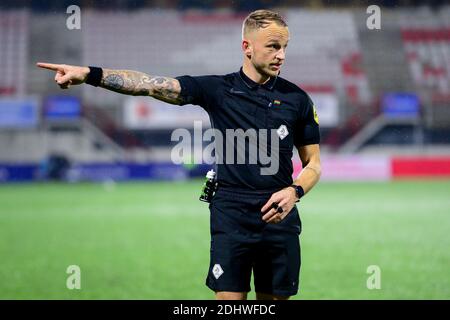 OSS, NIEDERLANDE - DEZEMBER 11: L-R: Schiedsrichter Nick Smit vor dem niederländischen Keukenkampioendivision-Spiel zwischen TOP Oss und PSV U23 im Frans Heesen Stadi Stockfoto