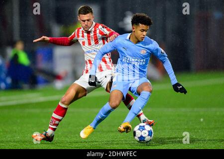 OSS, NIEDERLANDE - DEZEMBER 11: L-R: Dean Guezen von TOP Oss, Jeremy Antonisse von Jong PSV vor dem holländischen Keukenkampioendivision Match zwischen TOP OS Stockfoto