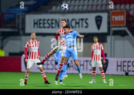 OSS, NIEDERLANDE - DEZEMBER 11: L-R: Kyvon Leidsman von TOP Oss, Robin Schoonbrood von Jong PSV vor dem holländischen Keukenkampioendivision Match zwischen TO Stockfoto