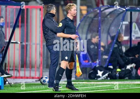 OSS, NIEDERLANDE - DEZEMBER 11: L-R: Assistenzreferent Frans Ozinga vor dem niederländischen Keukenkampioendivision-Spiel zwischen TOP Oss und PSV U23 in Frans Stockfoto