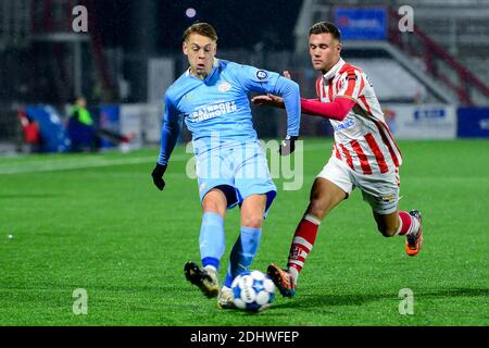 OSS, NIEDERLANDE - DEZEMBER 11: L-R: Robin Schoonbrood von Jong PSV, Dean Guezen von TOP Oss vor dem holländischen Keukenkampioendivision Match zwischen TOP O Stockfoto