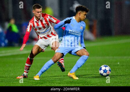 OSS, NIEDERLANDE - DEZEMBER 11: L-R: Dean Guezen von TOP Oss, Jeremy Antonisse von Jong PSV vor dem holländischen Keukenkampioendivision Match zwischen TOP OS Stockfoto