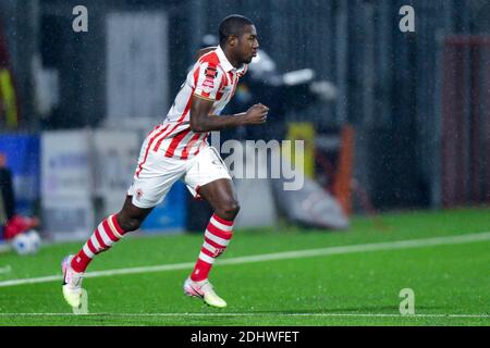 OSS, NIEDERLANDE - DEZEMBER 11: L-R: Kyvon Leidsman von TOP Oss vor dem niederländischen Keukenkampioendivision-Match zwischen TOP Oss und PSV U23 bei Frans Hees Stockfoto