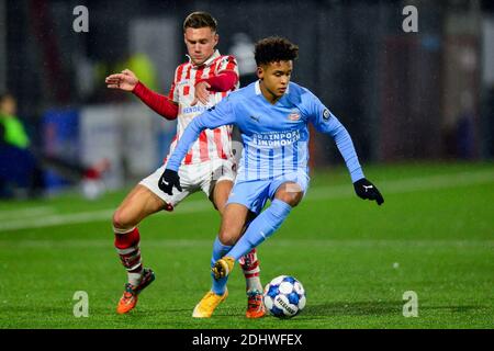 OSS, NIEDERLANDE - DEZEMBER 11: L-R: Dean Guezen von TOP Oss, Jeremy Antonisse von Jong PSV vor dem holländischen Keukenkampioendivision Match zwischen TOP OS Stockfoto