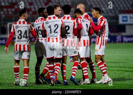 OSS, NIEDERLANDE - DEZEMBER 11: L-R: Kyvon Leidsman von TOP Oss (12) mit seinen Teamkollegen vor dem niederländischen Keukenkampioendivision-Spiel zwischen TOP Oss Stockfoto