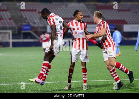 OSS, NIEDERLANDE - DEZEMBER 11: L-R: Kyvon Leidsman von TOP Oss (12) mit seinen Teamkollegen vor dem niederländischen Keukenkampioendivision-Spiel zwischen TOP Oss Stockfoto