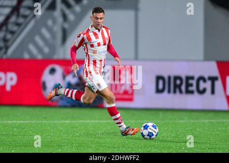 OSS, NIEDERLANDE - DEZEMBER 11: L-R: Dean Guezen von TOP Oss vor dem niederländischen Keukenkampioendivision-Match zwischen TOP Oss und PSV U23 bei Frans Heesen Stockfoto