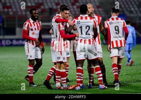 OSS, NIEDERLANDE - DEZEMBER 11: L-R: Kyvon Leidsman von TOP Oss (12) mit seinen Teamkollegen vor dem niederländischen Keukenkampioendivision-Spiel zwischen TOP Oss Stockfoto