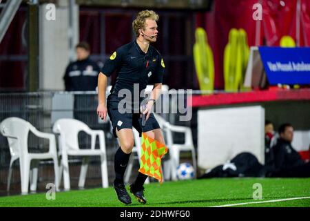 OSS, NIEDERLANDE - DEZEMBER 11: L-R: Assistenzreferent Frans Ozinga vor dem niederländischen Keukenkampioendivision-Spiel zwischen TOP Oss und PSV U23 in Frans Stockfoto