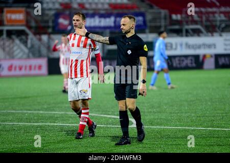 OSS, NIEDERLANDE - DEZEMBER 11: L-R: Schiedsrichter Nick Smit vor dem niederländischen Keukenkampioendivision-Spiel zwischen TOP Oss und PSV U23 im Frans Heesen Stadi Stockfoto