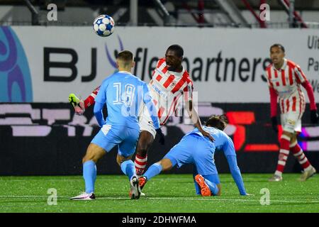 OSS, NIEDERLANDE - DEZEMBER 11: L-R: Kyvon Leidsman von TOP Oss vor dem niederländischen Keukenkampioendivision-Match zwischen TOP Oss und PSV U23 bei Frans Hees Stockfoto