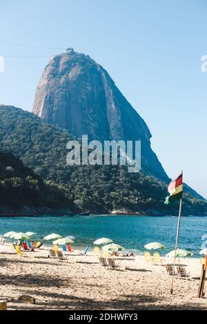 Der saubere Strand und das türkisfarbene Wasser des Praia Vermelha in Rio de Janeiro, Brasilien, das vom Reise- und Tourismusdenkmal Sugarloaf Mount zurückgelassen wird Stockfoto