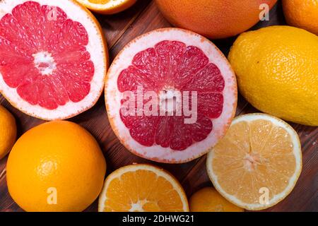 Zitrusmischung. Zitrone, Grapefruit-Arails ganz und Hälften Stockfoto