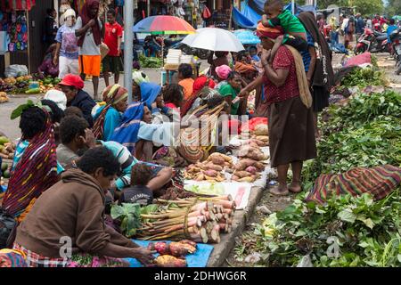 Outdoor-Markt in den Straßen von Wamena, West Papua, Indonesien. Stockfoto