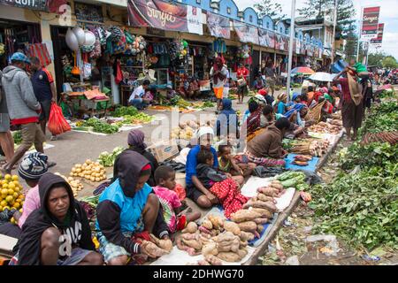 Outdoor-Markt in den Straßen von Wamena, West Papua, Indonesien. Stockfoto