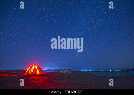 Gouvernement Jahra. Dezember 2020. Ein Langzeitbelichtungsfoto, aufgenommen am 11. Dezember 2020, zeigt einen Sternenhimmel in Jahra Governorate, Kuwait. Quelle: Asad/Xinhua/Alamy Live News Stockfoto