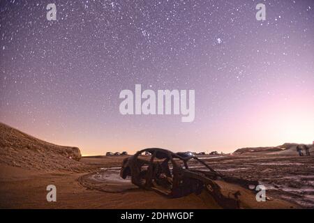 Gouvernement Jahra. Dezember 2020. Ein Langzeitbelichtungsfoto, aufgenommen am 11. Dezember 2020, zeigt einen Sternenhimmel in Jahra Governorate, Kuwait. Quelle: Asad/Xinhua/Alamy Live News Stockfoto