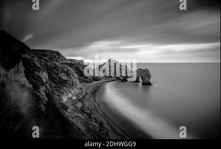 Langaufnahme des Durdle Door Felsbogens von der Klippe aus gesehen. Stockfoto