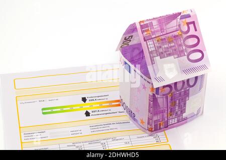 Ein Haus baut aus Euro Banknoten und ein Energieausweis. Bausparen, Hausbau und Hauskauf. Stockfoto