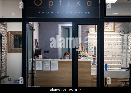 BELGRAD, SERBIEN - 26. OKTOBER 2020: Weibliche Angestellte Arbeiter mit einer Atemmaske in einem Optikerladen in Belgrad, während der Coronav Stockfoto