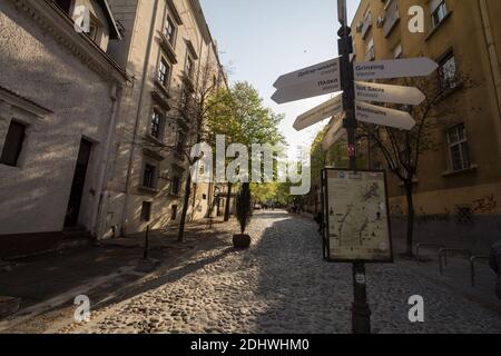 BELGRAD, SERBIEN - 6. APRIL 2019: Skadarlija Straße (auch bekannt als Skadarska) im Frühjahr mit seinen typischen Pflastersteinpflaster Cafés und Restaurants Stockfoto