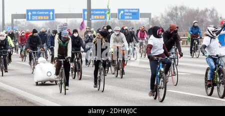 Hamburg, Deutschland. Dezember 2020. Die Teilnehmer der Fahrraddemo radeln entlang der Autobahn A255. Die Initiative 'End Gelände' hatte die Demonstration unter dem Motto 'Fahrrad fahren statt Autobahn-Bike-Demo in Solidarität mit dem Dannenröder Forst zum 5. Jahrestag des Pariser Klimaschutzabkommens' gefordert. Quelle: Markus Scholz/dpa/Alamy Live News Stockfoto